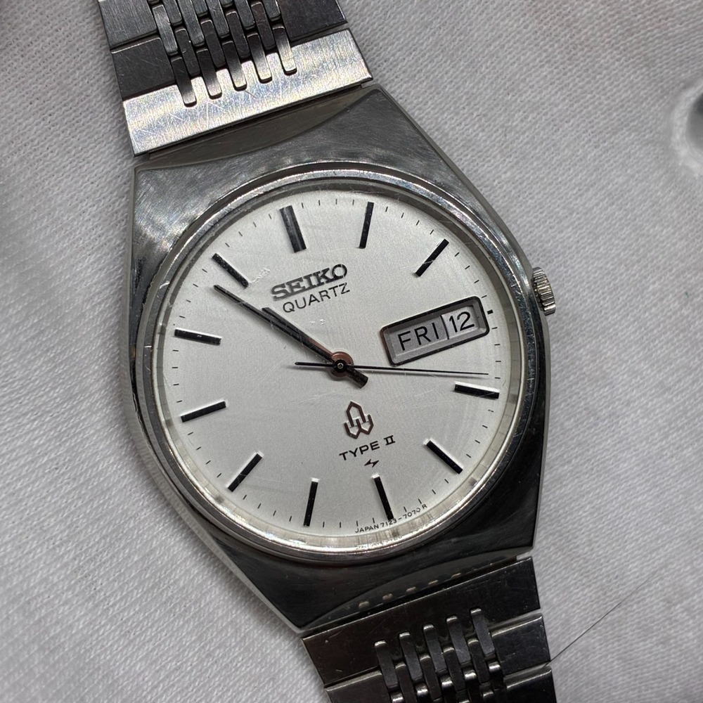 Vintage Seiko Type II 7123-7110 White Dial Quartz Men's Wristwatch-RUNNING!